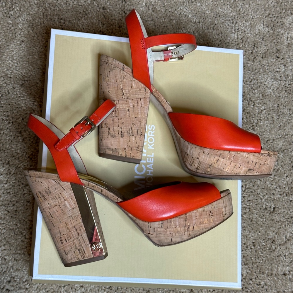 MICHAEL KORS PLATFORM ANKLE STRAP WITH GOLD ACCENTS // Size 9.5 / leather